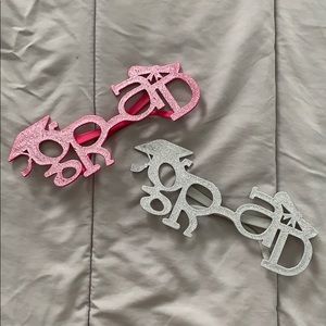 SPARKLY “GRAD” PARTY GLASSES